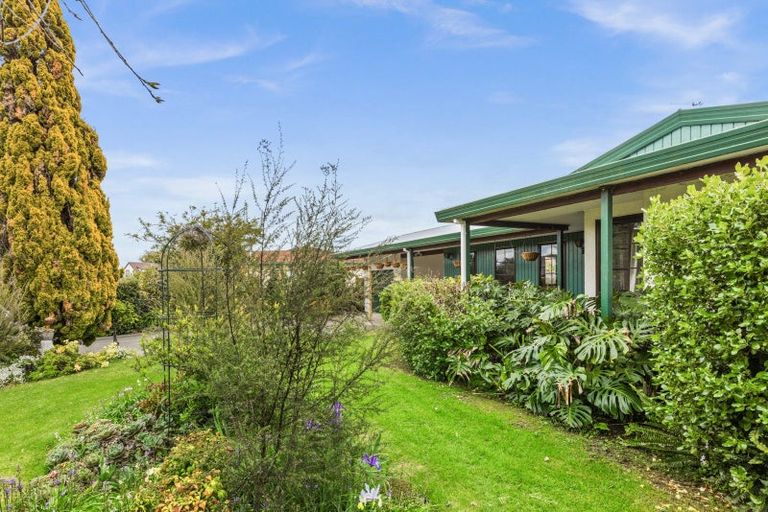 Photo of property in 11 Deakin Place, Clive, 4102