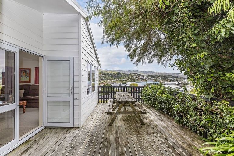 Photo of property in 9 Hampton Hill Road, Tawa, Wellington, 5028