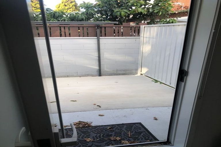 Photo of property in 2/7 Tulloch Place, Conifer Grove, Takanini, 2112