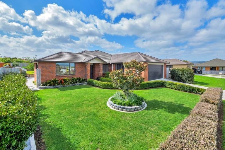 Photo of property in 8 Drumkeen Place, Rosehill, Papakura, 2113