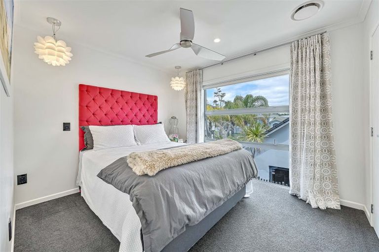 Photo of property in 8 Mansion Court, West Harbour, Auckland, 0618