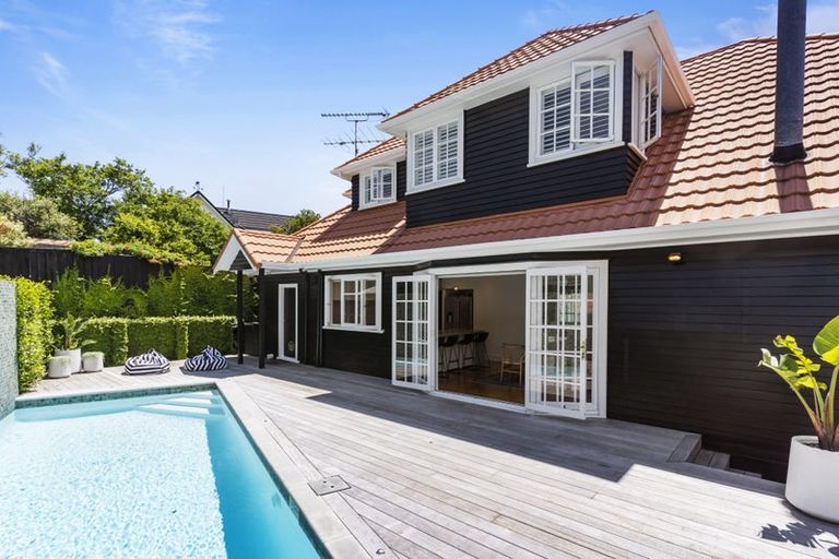 Photo of property in 16 Fenton Terrace, Cockle Bay, Auckland, 2014