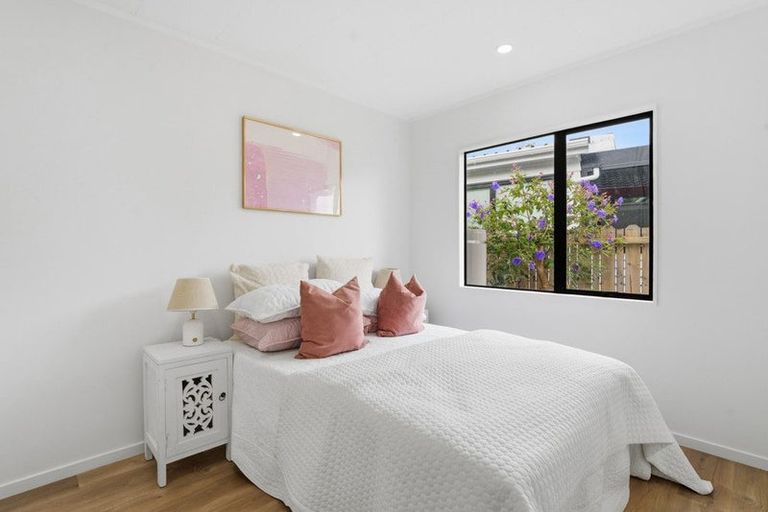 Photo of property in 2/68 Meadowood Drive, Unsworth Heights, Auckland, 0632