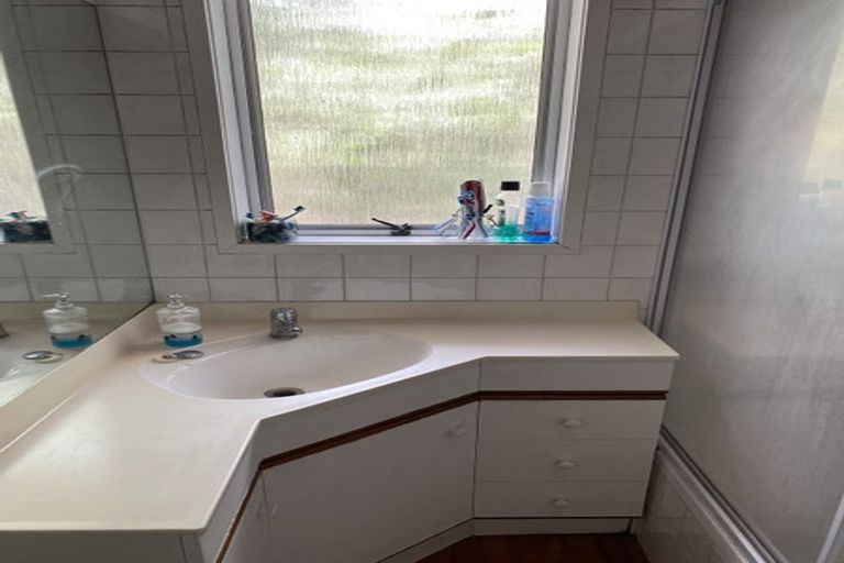 Photo of property in 44 Easton Park Parade, Glenfield, Auckland, 0629