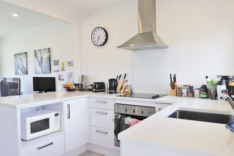 Photo of property in 2/7 Roberts Avenue, Bayswater, Auckland, 0622