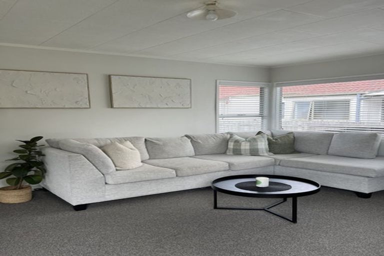 Photo of property in 95 Santiago Crescent, Unsworth Heights, Auckland, 0632