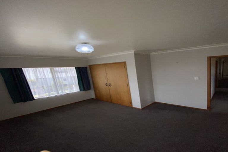 Photo of property in 1 Kingsclere Place, Goodwood Heights, Auckland, 2105