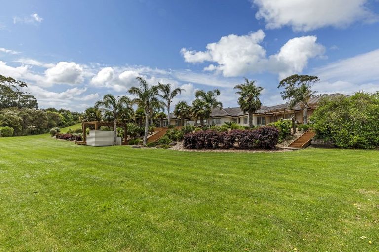 Photo of property in 127 Vaughans Road, Okura, Albany, 0792