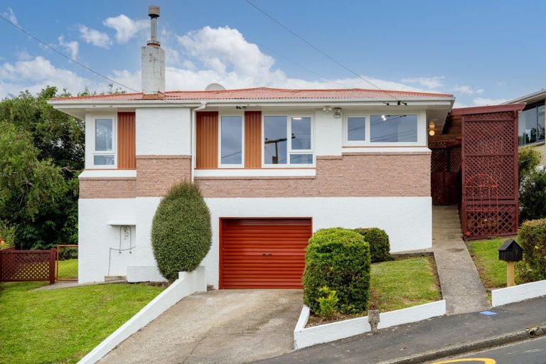 Photo of property in 9 Honeystone Street, Helensburgh, Dunedin, 9010