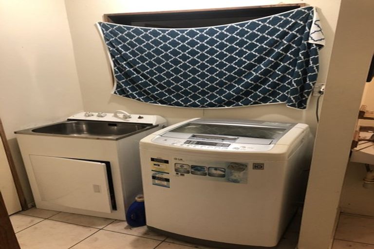 Photo of property in 1/38 Nor Drive East, Northcross, Auckland, 0632