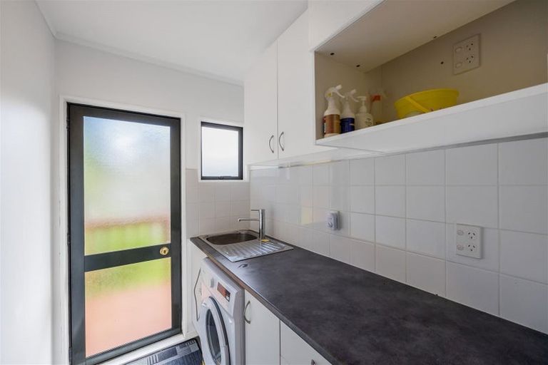 Photo of property in 2/9 Ridgewood Crescent, Birkenhead, Auckland, 0626