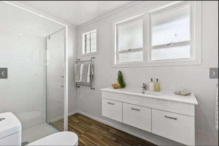 Photo of property in 2/111 Hobsonville Road, West Harbour, Auckland, 0618