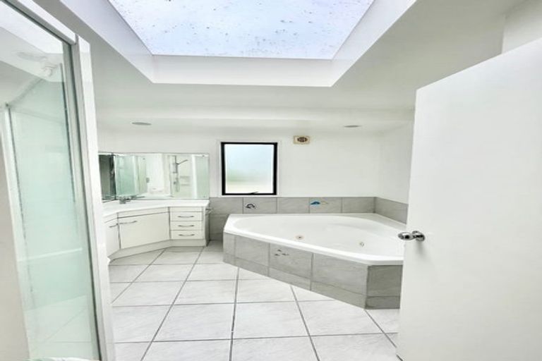 Photo of property in 1/881 East Coast Road, Northcross, Auckland, 0632