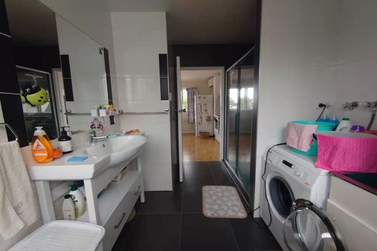 Photo of property in 1/9 Titoki Street, Te Atatu Peninsula, Auckland, 0610