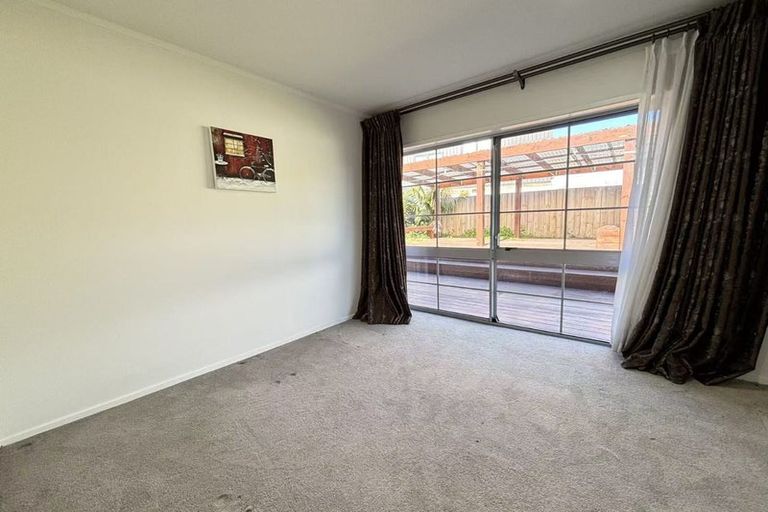 Photo of property in 24 Crescent Hills Court, Northpark, Auckland, 2013