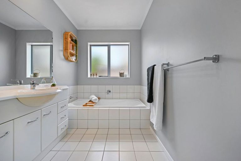 Photo of property in 17 Westview Place, Western Heights, Hamilton, 3200