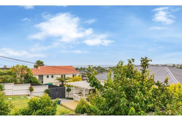 Photo of property in 1/52 Arran Road, Browns Bay, Auckland, 0630