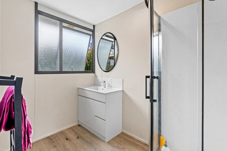 Photo of property in 1/21 Sarajevo Place, Massey, Auckland, 0614
