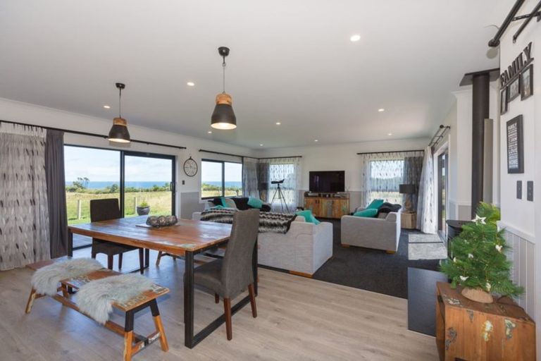 Photo of property in 71 Carrs Road, Urenui, 4377