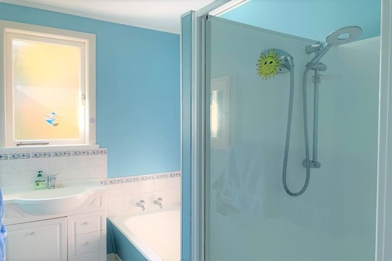 Photo of property in 15 Pikitea Road, Mangere Bridge, Auckland, 2022