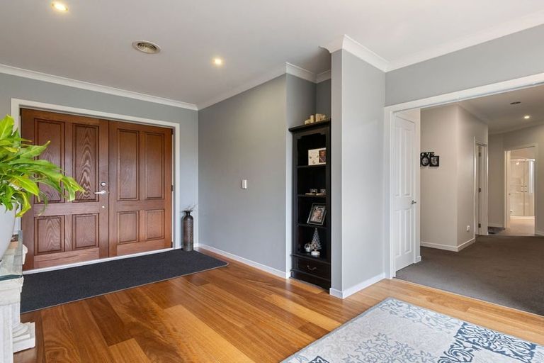 Photo of property in 37 La Lena Grove, Fitzherbert, Palmerston North, 4410
