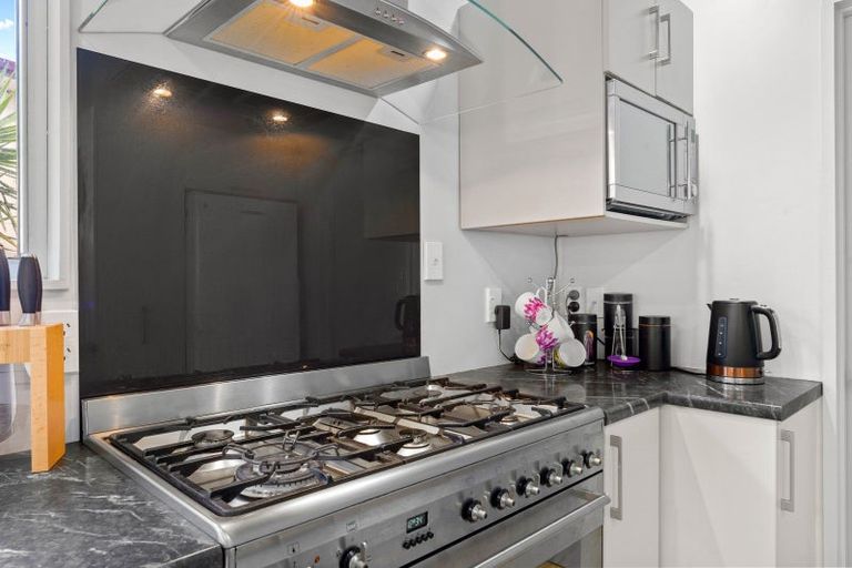 Photo of property in 12 Quo Vadis Place, Red Beach, 0932