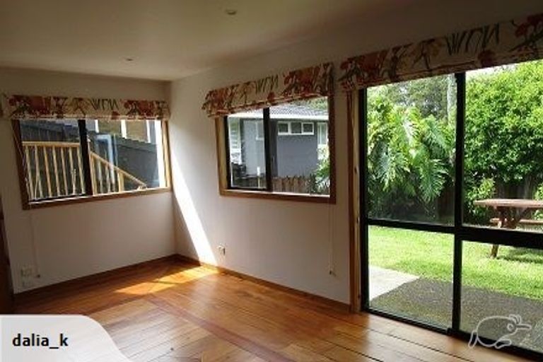 Photo of property in 2/8 Kaihu Street, Northcote, Auckland, 0627