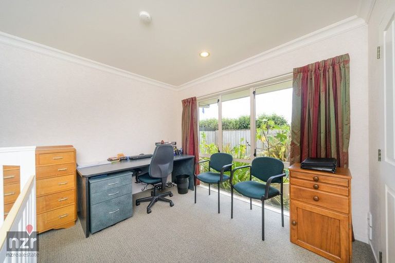 Photo of property in 3 Ron Place, Fitzherbert, Palmerston North, 4410