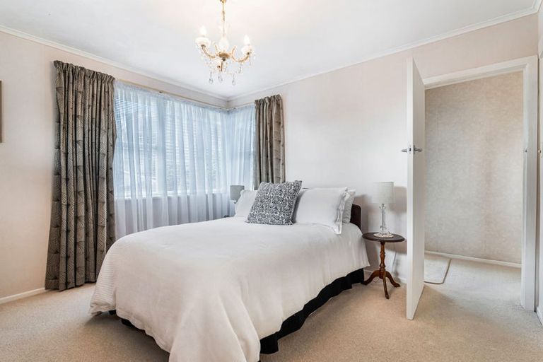 Photo of property in 18 Selwyn Crescent, Forrest Hill, Auckland, 0620