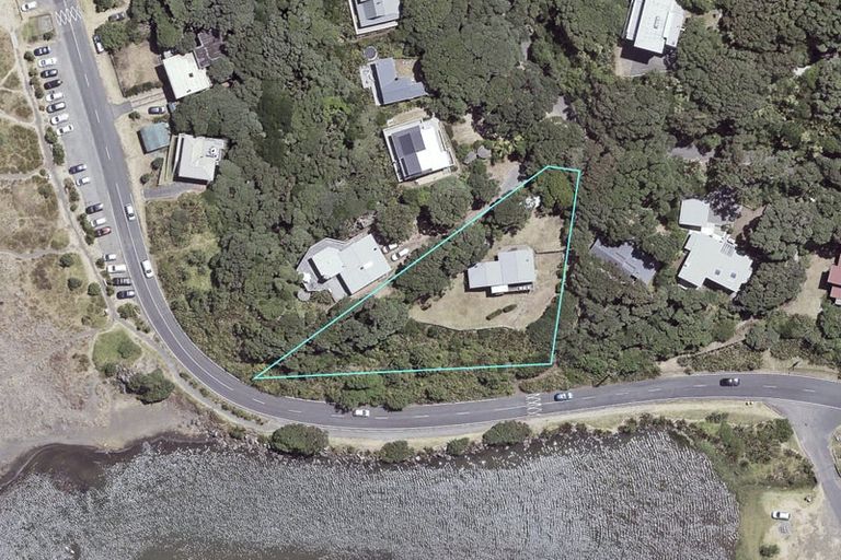 Photo of property in 14 Garden Road, Piha, 0772