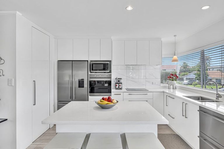 Photo of property in 2 Harbour Lights Close, West Harbour, Auckland, 0618