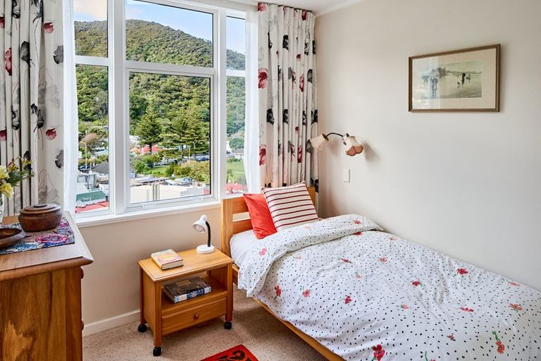 Photo of property in Rona House, 33 Rimu Street, Eastbourne, Lower Hutt, 5013