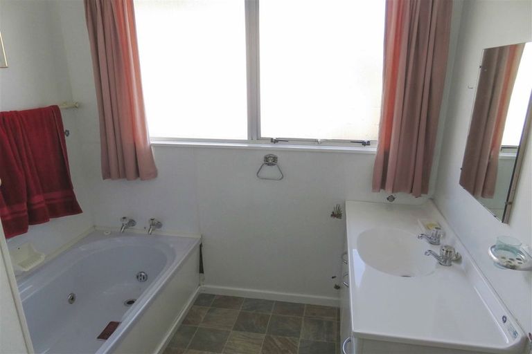 Photo of property in 145 Mcquarrie Street, Kingswell, Invercargill, 9812