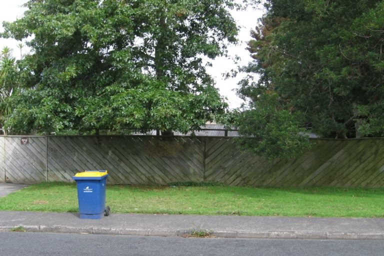 Photo of property in 73 Kemp Road, Massey, Auckland, 0614