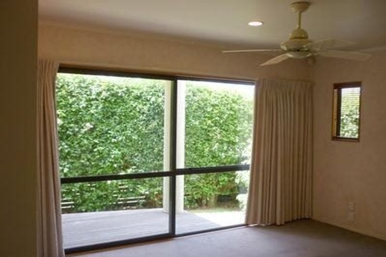 Photo of property in 1/885 East Coast Road, Northcross, Auckland, 0632