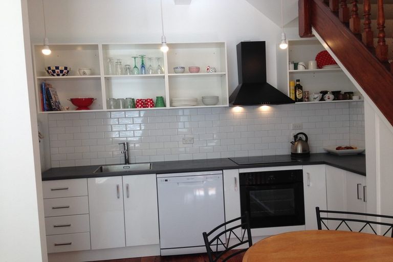 Photo of property in 69 Rolleston Street, Mount Cook, Wellington, 6021