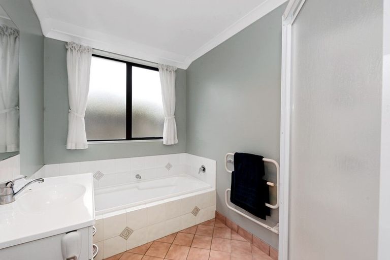 Photo of property in 38 Waiwherowhero Drive, St Andrews, Hamilton, 3200