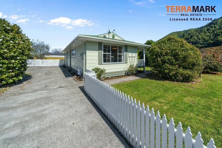 Photo of property in 54 Hartford Crescent, Totara Park, Upper Hutt, 5018