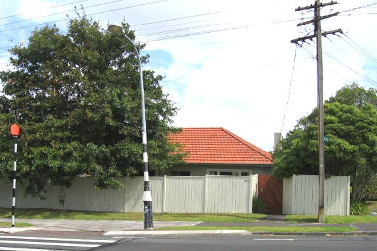 Photo of property in 2/150 East Coast Road, Forrest Hill, Auckland, 0620