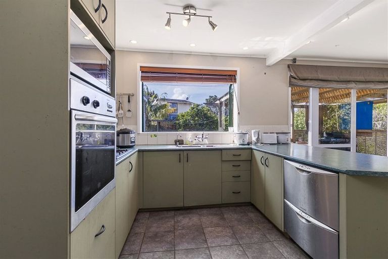 Photo of property in 8 John Dee Crescent, Red Beach, 0932