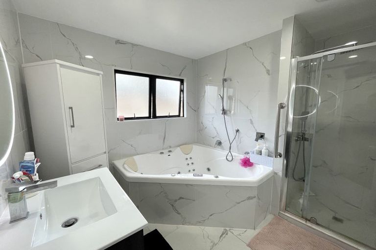 Photo of property in 5 Avonleigh Road, Green Bay, Auckland, 0604