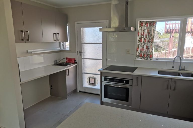 Photo of property in 2/5 Keldale Place, Forrest Hill, Auckland, 0620