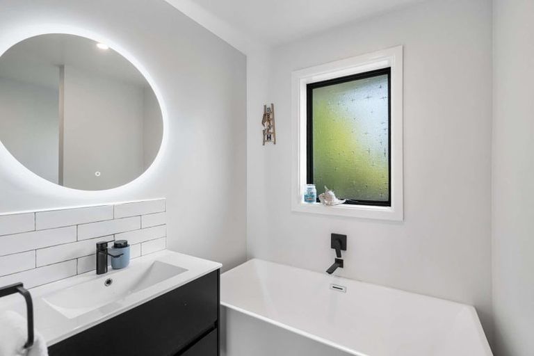 Photo of property in 142 Pacific Road, North New Brighton, Christchurch, 8083