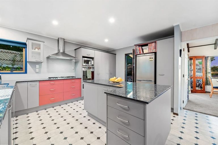 Photo of property in 100 Becroft Drive, Forrest Hill, Auckland, 0620