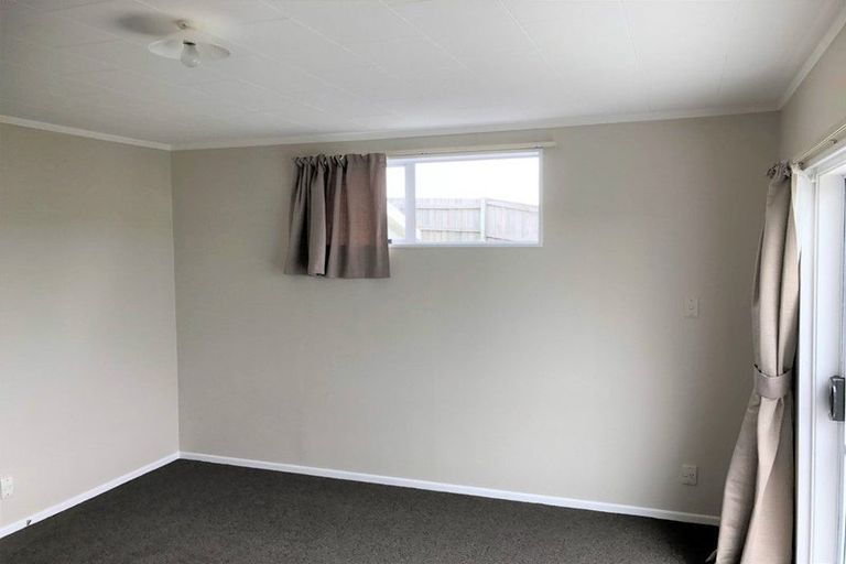 Photo of property in 2/47 Edgecombe Street, Newlands, Wellington, 6037