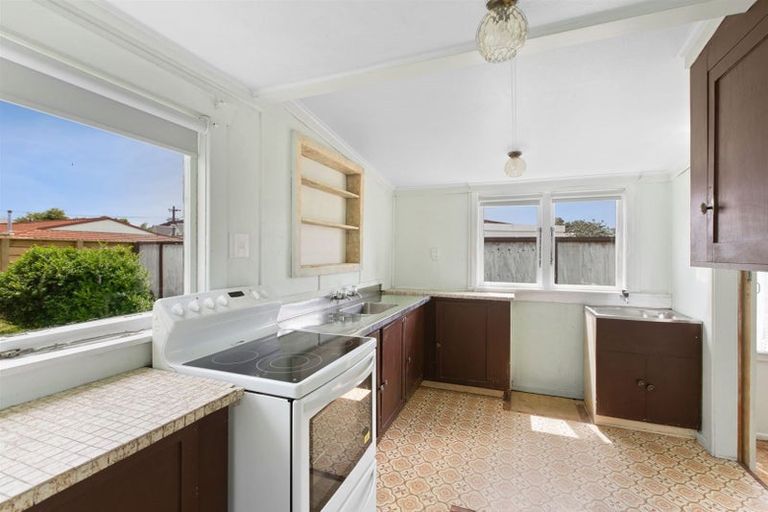 Photo of property in 10 Tukapa Street, Westown, New Plymouth, 4310