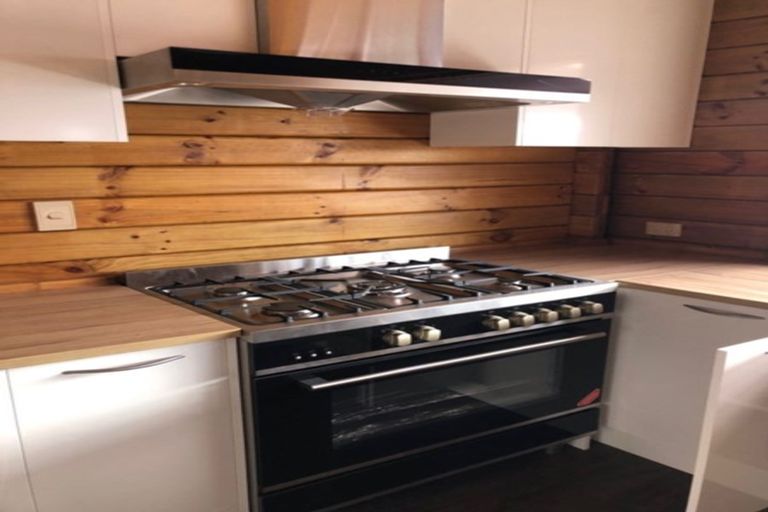 Photo of property in 21 Unsworth Drive, Unsworth Heights, Auckland, 0632