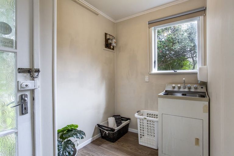 Photo of property in 9 The Grove, Titirangi, Auckland, 0604