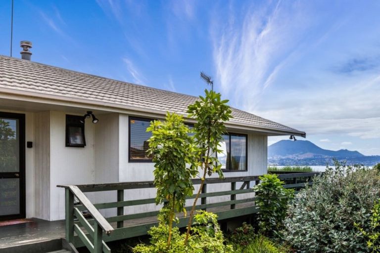 Photo of property in 1 Ewing Grove, Acacia Bay, Taupo, 3330