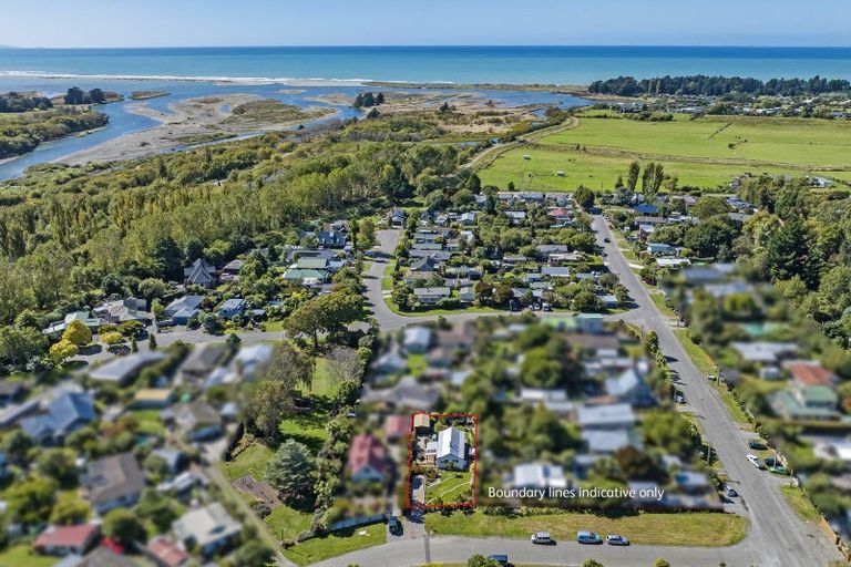 Photo of property in 16 Ensors Place, Waikuku Beach, 7402